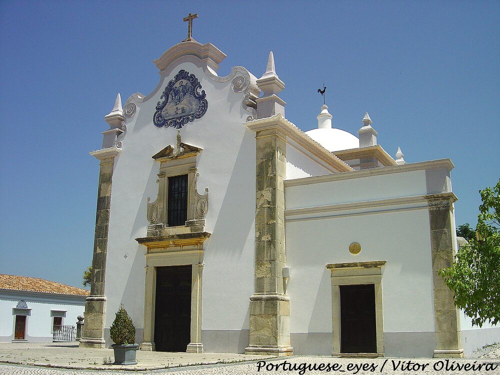 Interior da Igreja de São Lourenço, em Almansil.