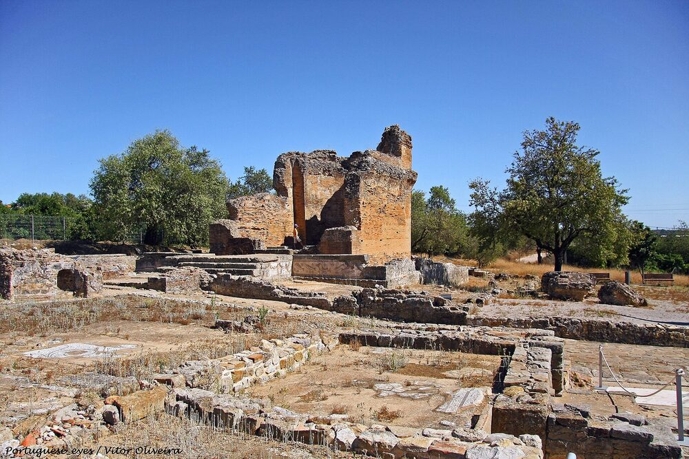 Ruínas romanas de Milreu: o templo sobre o Estoi e os mosaicos.