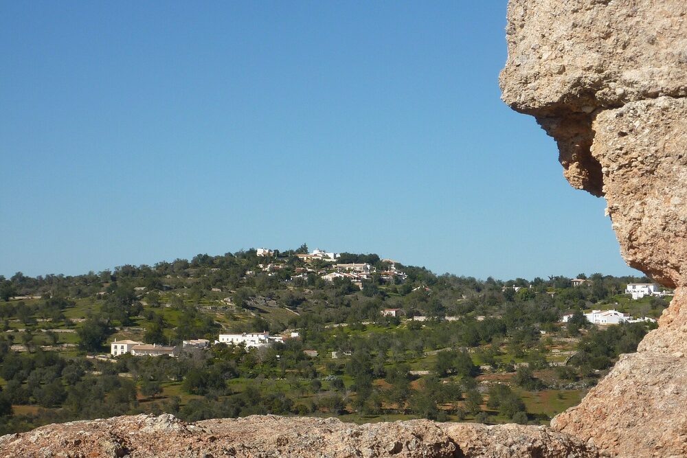 Castelo de Paderne: muralhas de taipa no barrocal algarvio.