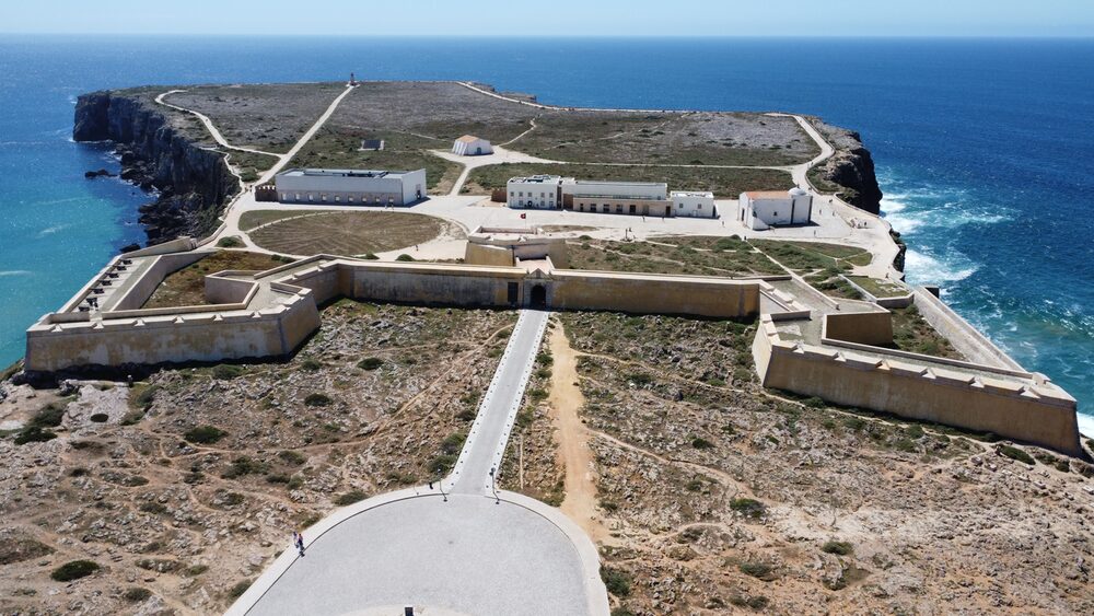 Vista aérea da Fortaleza de Sagres e do promontório sobre o Atlântico